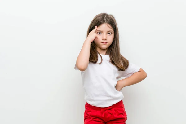 Niña Caucásica Señalando Sien Con Dedo Pensando Centrado Una Tarea —  Fotos de Stock