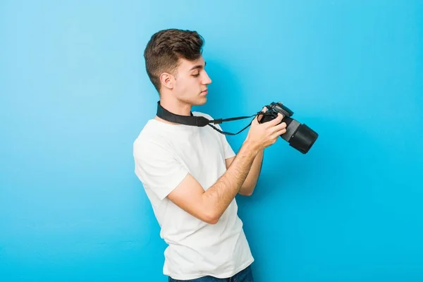 Adolescente Caucásico Hombre Tomando Fotos Con Reflejo Cámara — Foto de Stock