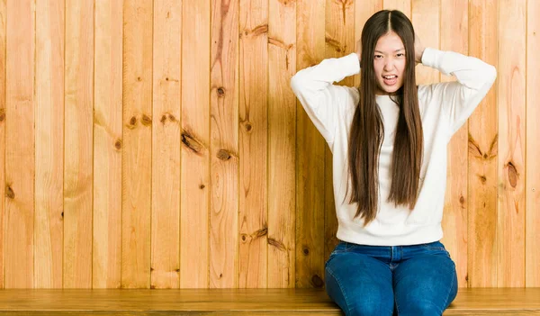 Jovem Chinesa Sentada Lugar Madeira Cobrindo Orelhas Com Mãos Tentando — Fotografia de Stock