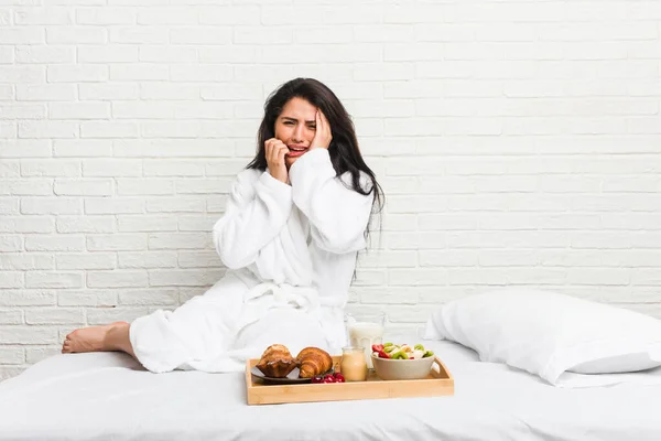 Jonge Bochtige Vrouw Het Nemen Van Een Ontbijt Het Bed — Stockfoto