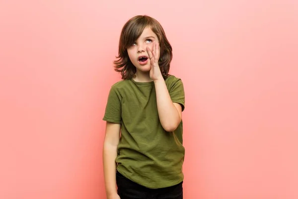 Malý Chlapec Říká Tajnou Horkou Brzdnou Zprávu Dívá Stranou — Stock fotografie