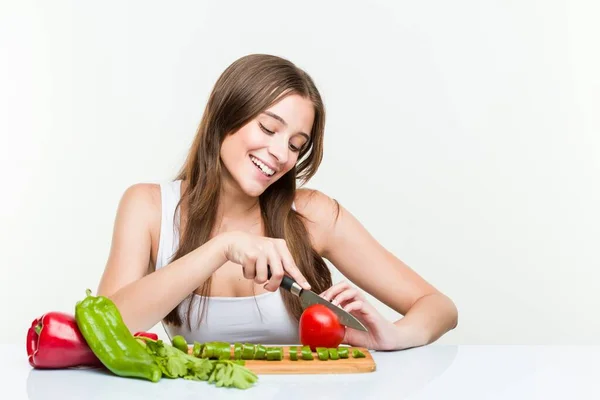 Giovane Donna Caucasica Che Tiene Coltello Taglia Verdure — Foto Stock