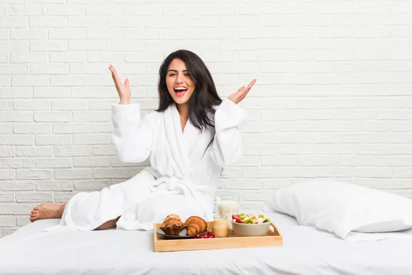 Молодая Пышная Женщина Завтракающая Кровати Получающая Приятный Сюрприз Возбужденная Поднимающая — стоковое фото