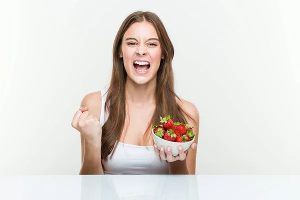 Giovane Donna Caucasica Possesso Una Ciotola Fragole Tifo Spensierato Eccitato — Foto Stock