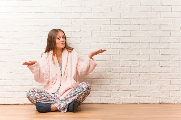Karışık Şüpheli Pijama Giymiş Genç Kadın — Stok fotoğraf