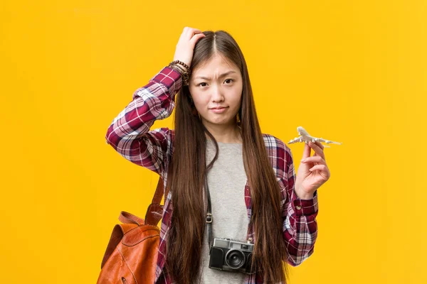 Jovem Mulher Asiática Segurando Ícone Avião Sendo Chocado Ela Lembrou — Fotografia de Stock