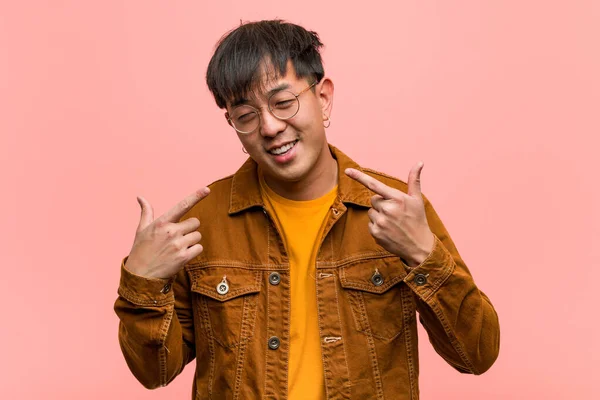 Joven Chino Vistiendo Una Chaqueta Sonríe Señalando Boca — Foto de Stock