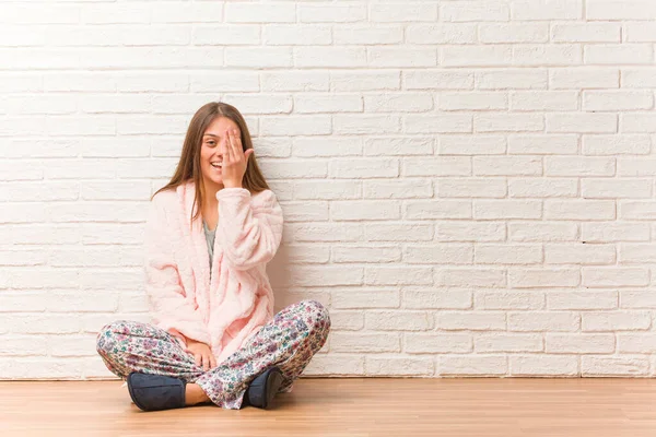 Mujer Joven Con Pijama Gritando Feliz Cubriendo Cara Con Mano —  Fotos de Stock