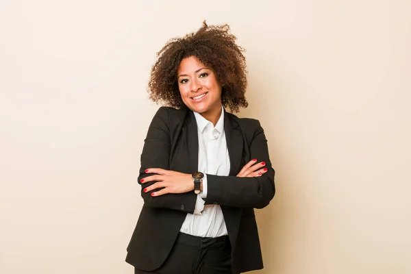 Jeune Femme Afro Américaine Affaires Qui Sent Confiante Croisant Les — Photo