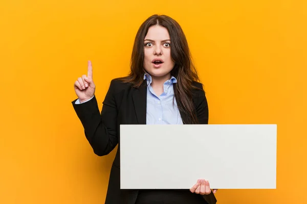 Young Size Curvy Woman Holding Placard Having Some Great Idea — Stock Photo, Image