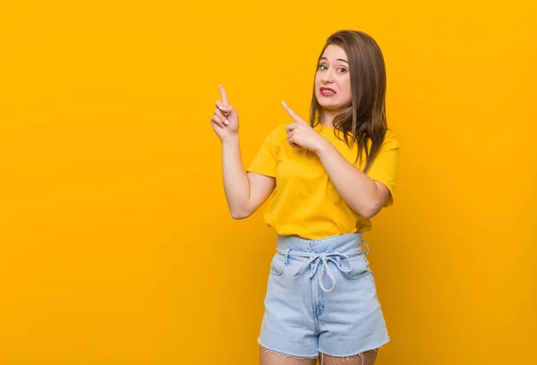 Joven Adolescente Con Una Camisa Amarilla Impactada Señalando Con Los — Foto de Stock