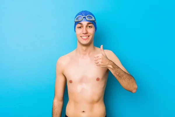 Jovem Nadador Homem Sorrindo Levantando Polegar — Fotografia de Stock