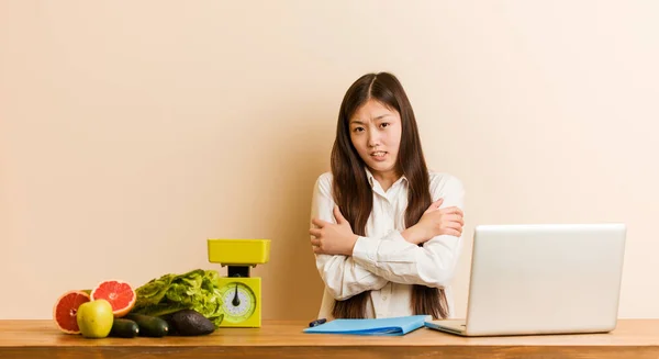 Jeune Femme Chinoise Nutritionniste Travaillant Avec Son Ordinateur Portable Qui — Photo