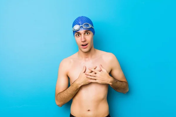 Jovem Nadador Tem Expressão Amigável Pressionando Palma Para Peito Conceito — Fotografia de Stock