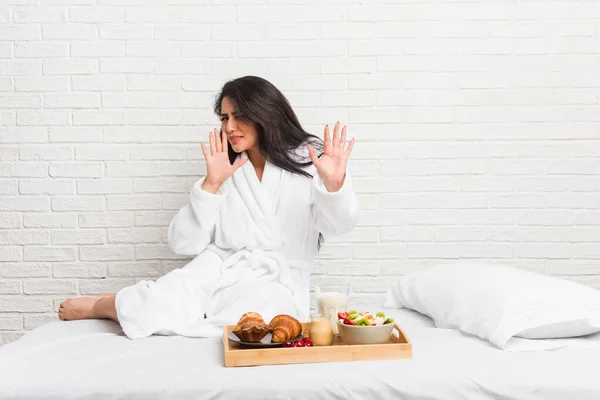 Jonge Bochtige Vrouw Neemt Een Ontbijt Het Bed Afwijzend Iemand — Stockfoto