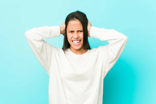 Jonge Mooie Latino Vrouw Bedekt Oren Met Handen Proberen Niet — Stockfoto