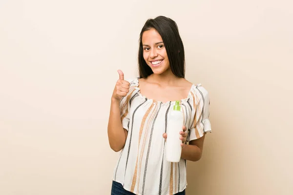 Junge Hispanische Frau Hält Eine Cremeflasche Lächelnd Der Hand Und — Stockfoto