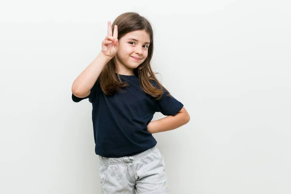 Bonito Pouco Caucasiano Menina Mostrando Vitória Sinal Sorrindo Amplamente — Fotografia de Stock