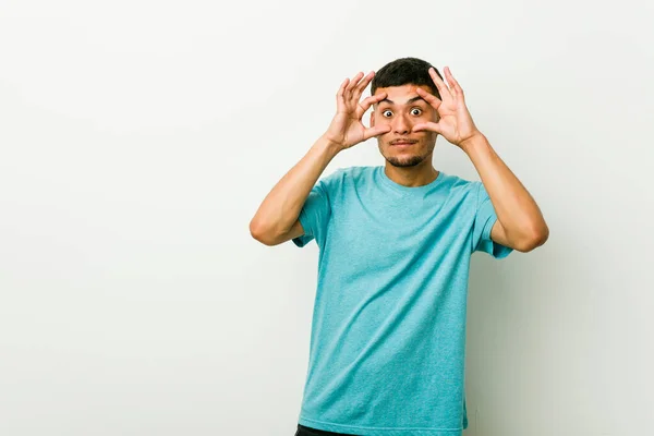 Joven Hombre Hispano Manteniendo Los Ojos Abiertos Para Encontrar Una — Foto de Stock