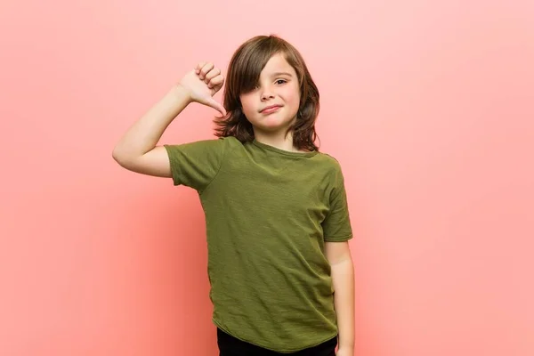 Μικρό Αγόρι Δείχνει Μια Χειρονομία Αντιπάθειας Τους Αντίχειρες Κάτω Έννοια — Φωτογραφία Αρχείου