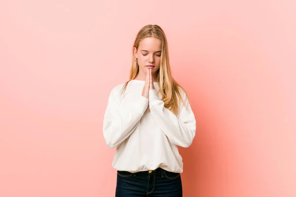 Ung Blond Tonåring Kvinna Hålla Händer Nära Munnen Känner Sig — Stockfoto