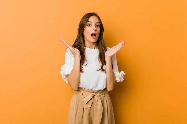 Giovane Donna Caucasica Sorpreso Scioccato — Foto Stock