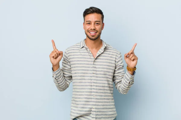 Junge Hübsche Philippinische Mann Zeigt Mit Beiden Vorderfingern Nach Oben — Stockfoto