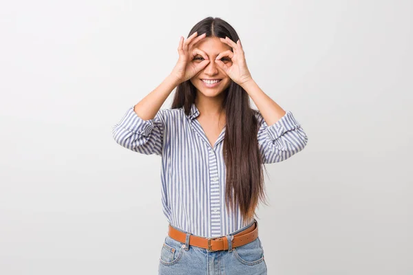 Jovem Bonita Árabe Mulher Mostrando Sinal Sobre Olhos — Fotografia de Stock