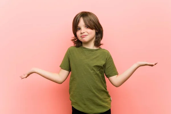 Μικρό Αγόρι Αμφιβάλλει Και Shrugging Ώμους Στην Ανάκριση Χειρονομία — Φωτογραφία Αρχείου