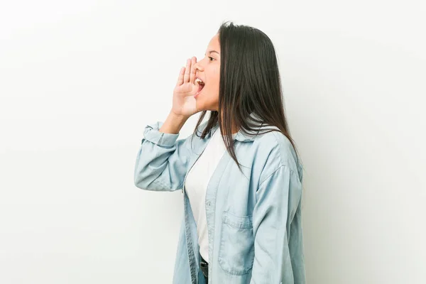 Ung Latinamerikansk Kvinna Skriker Och Håller Handflatan Nära Öppnad Mun — Stockfoto