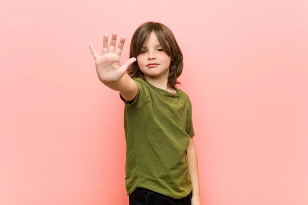 Маленький Хлопчик Стоїть Простягнутою Рукою Показуючи Знак Зупинки Запобігаючи — стокове фото