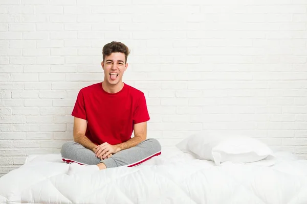 Genç Bir Öğrenci Yatakta Komik Dost Canlısı Bir Dille Konuşuyor — Stok fotoğraf