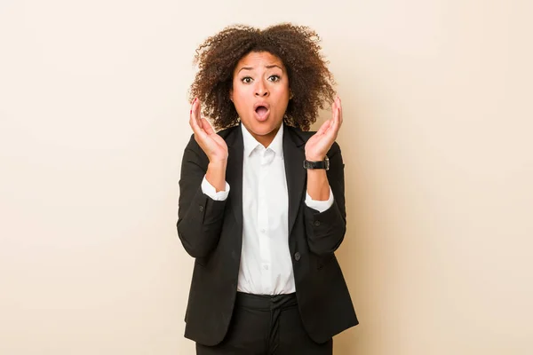 Mujer Afroamericana Negocios Joven Sorprendida Conmocionada — Foto de Stock