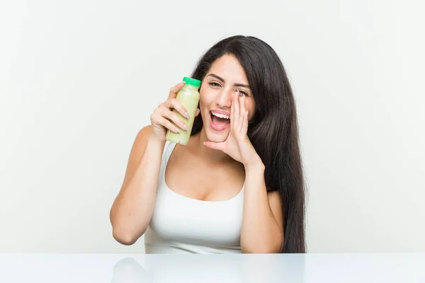 Jovem Hispânica Segurando Uma Bebida Vegetal Gritando Animado Para Frente — Fotografia de Stock