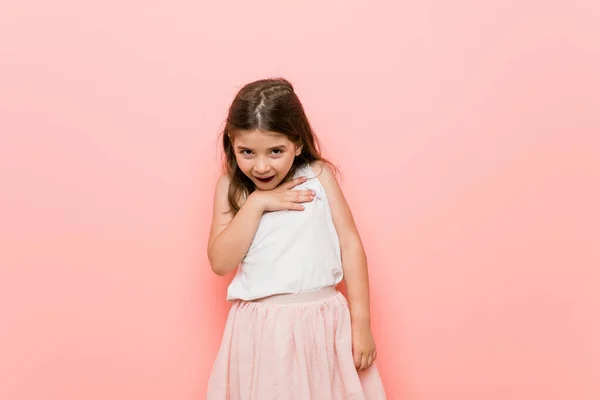 Menina Vestindo Olhar Princesa Voz Alta Mantendo Mão Peito — Fotografia de Stock