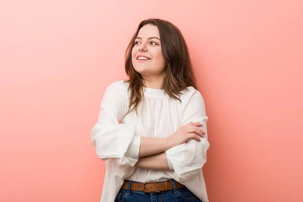 Jeune Femme Courbée Caucasienne Debout Sur Fond Rose — Photo