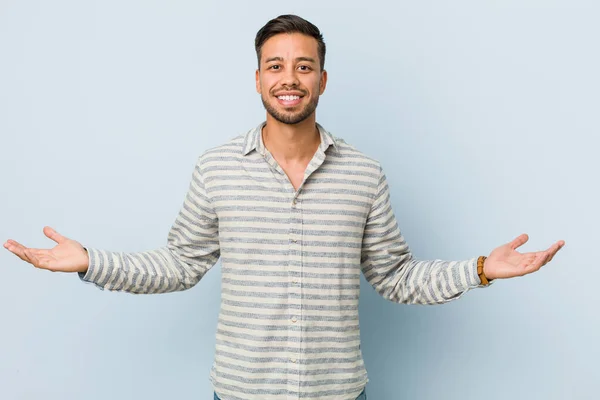 Jovem Homem Filipino Bonito Mostrando Uma Expressão Bem Vinda — Fotografia de Stock