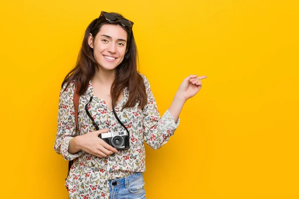 Junge Brünette Reisende Frau Lächelt Fröhlich Und Zeigt Mit Dem — Stockfoto