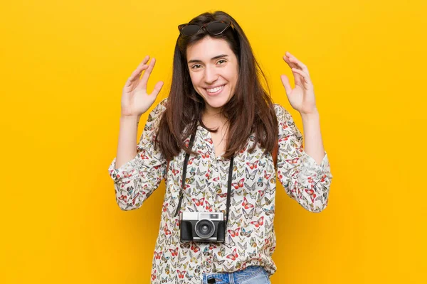 Joven Morena Viajera Mujer Alegre Riendo Mucho Concepto Felicidad — Foto de Stock