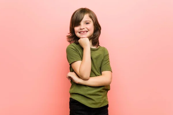 Маленький Хлопчик Усміхається Щасливий Впевнений Торкаючись Підборіддя Рукою — стокове фото
