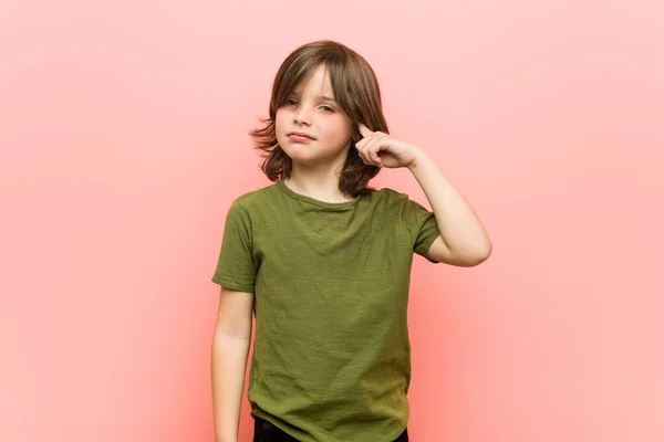 Malý Chlapec Ukazuje Prstem Chrám Přemýšlí Soustředí Úkol — Stock fotografie