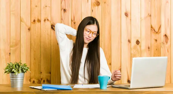 Joven Mujer China Estudiando Escritorio Sufriendo Dolor Cuello Debido Estilo — Foto de Stock