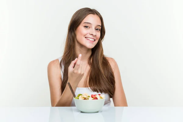 Jeune Femme Caucasienne Manger Bol Fruits Pointant Avec Doigt Vers — Photo
