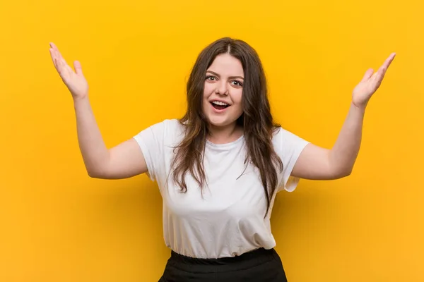 Jeune Femme Courbée Taille Recevant Une Agréable Surprise Excitée Levant — Photo