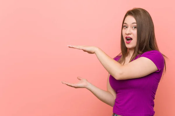 Jonge Spaanse Vrouw Tegen Een Roze Muur Geschokt Verbaasd Met — Stockfoto