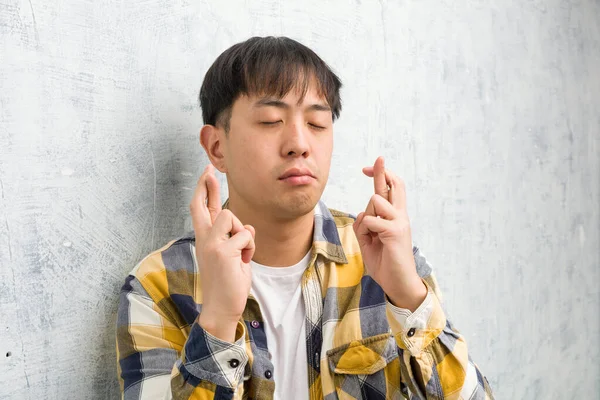 Jovem Chinês Cara Cara Closeup Cruzando Dedos Para Ter Sorte — Fotografia de Stock