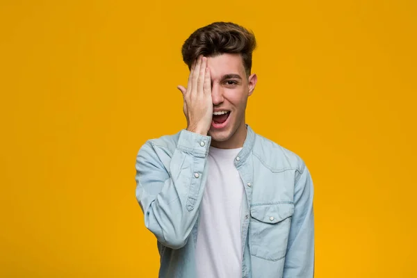 Jovem Estudante Bonito Vestindo Uma Camisa Jeans Divertindo Cobrindo Metade — Fotografia de Stock