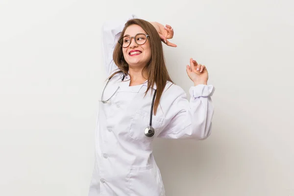 Jonge Dokter Vrouw Tegen Een Witte Muur Armen Strekken Ontspannen — Stockfoto