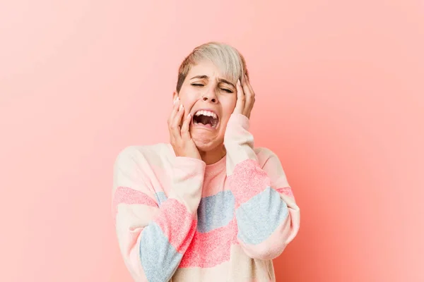 Jonge Natuurlijke Bochtige Vrouw Jammeren Huilen Troosteloos — Stockfoto