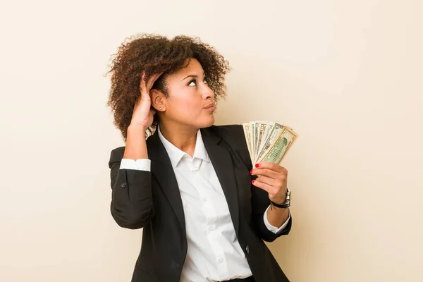 Joven Mujer Afroamericana Sosteniendo Dólares Tratando Escuchar Chisme — Foto de Stock